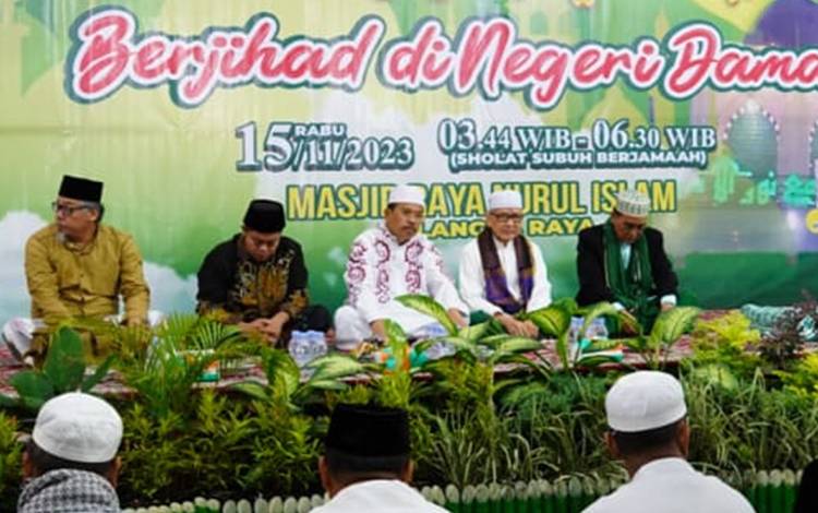 Sekretaris Daerah (Sekda) Kalteng, Nuryakin (tengah) saat mengikuti saat tausiah keagamaan berjihad di negeri damai di Masjid Nurul Islam Palangka Raya, Rabu, 15 November 2023. (FOTO: IKSAN)