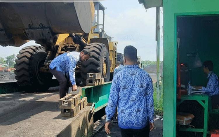 Jembatan Timbang di Pahandut Seberang Diuji Ulang