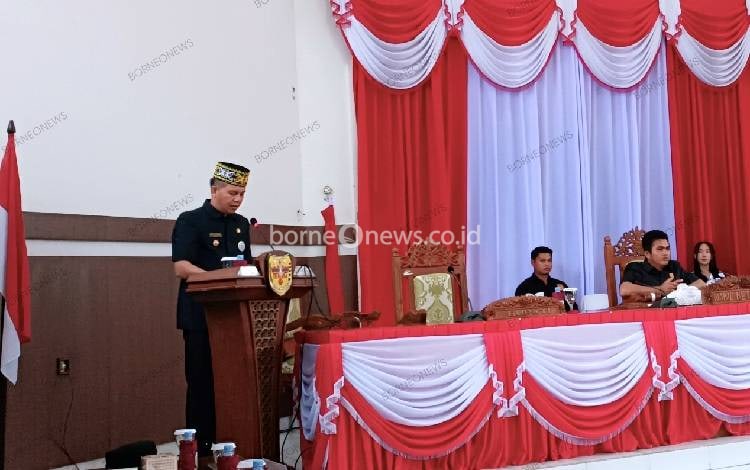 Bupati Gunung Mas Jaya S Monong saat menghadiri rapat paripurna, Senin, 13 November 2023. (FOTO: RISKA YULYANA)