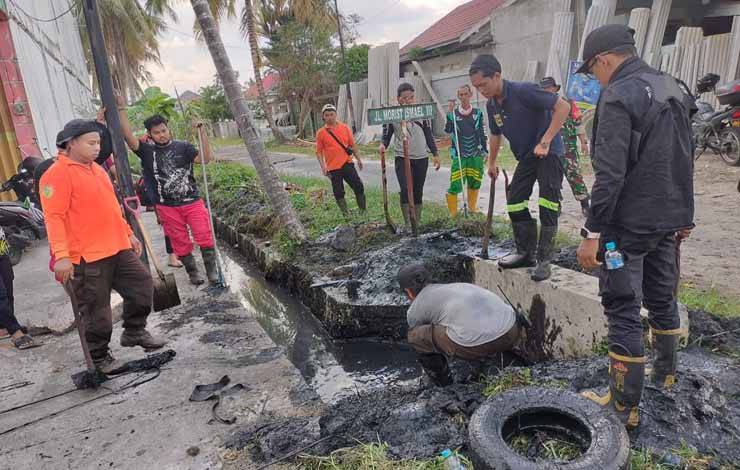 Tim Gabungan Bersihkan Drainase Jalan Antang Kalang Sepanjang 350 Meter