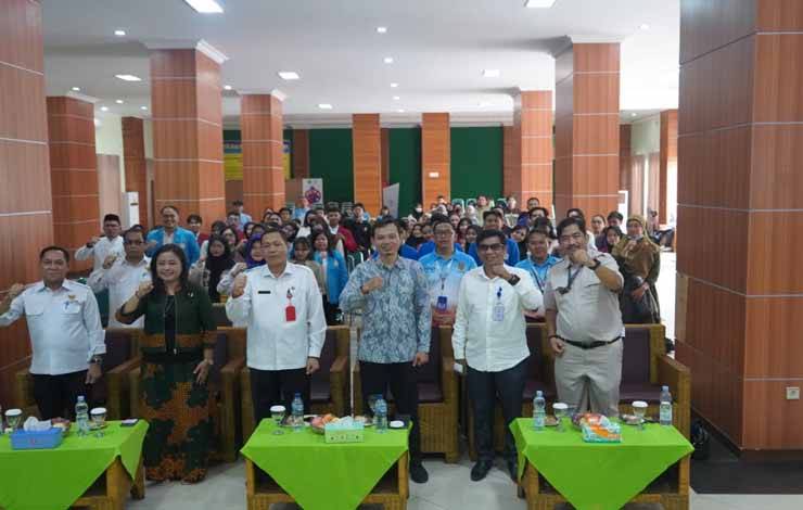 Foto bersama saat rangkaian kegiatan PPID dan Lapor! Kalteng Goes To Campus bertempat Aula Universitas Muhammadiyah Palangka Raya, Rabu, 15 November 2023. (FOTO: RIDUAN/RIZALDI)