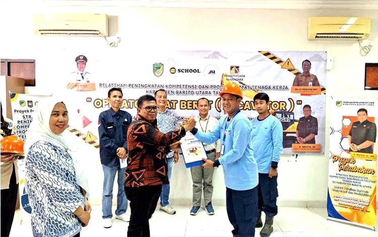 Disnakertranskop UKM Barito Utara Gelar Pelatihan Operator Alat Berat Excavator