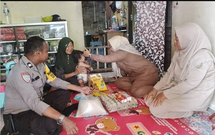 Lurah Panarung dan Bhabinkamtibmas Bagikan Sembako untuk Mencegah Stunting