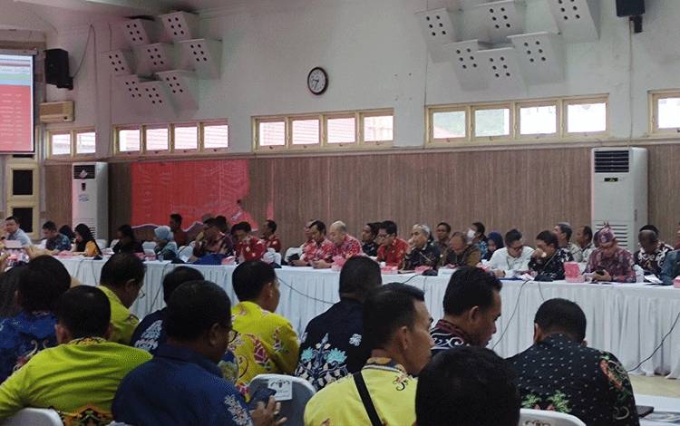 ?Aparatur saat mengikuti kegiatan Rakordalev di Aula Bappedalitbang Kalteng, Kamis, 16 November 2023. (FOTO: HERMAWAN)