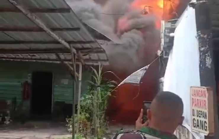 Personil TNI AD mencoba menghubungi petugas lain untuk memadamkan titik api di Asrama Korem 101/Antasari kawasan Kamboja di Jalan HA Adenansi, Kelurahan Teluk Dalam, Banjarmasin Tengah, Kota Banjarmasin, Kalimantan Selatan, Kamis (16/11/2023). (ANTARA/HO-Relawan Pemadam)