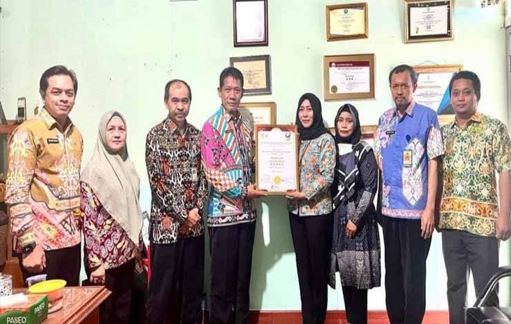 Sertifikat Akreditasi RS Paripurna untuk RSUD Kapuas Diserahterimakan