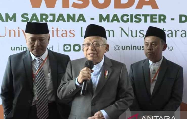 Wakil Presiden (Wapres) RI Ma'ruf Amin saat menyampaikan keterangan kepada wartawan usai menyampaikan Orasi Ilmiah pada Sidang Senat Terbuka Universitas Islam Nusantara (UNINUS) di Aula UNINUS Kota Bandung, Jawa Barat, diikuti dari YouTube Sekretariat Wakil Presiden di Jakarta, Kamis (16/11/2023). (ANTARA/Andi Firdaus)