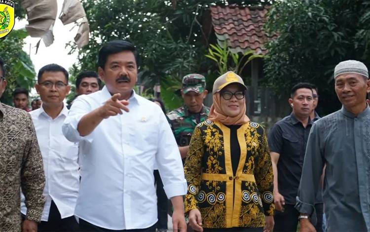 Menteri ATR/BPN Hadi Tjahjanto saat kunjungan kerja ke Palangka Raya sekaligus menyerahkan sertifikat tanah langsung ke rumah warga. (FOTO: HUMAS)