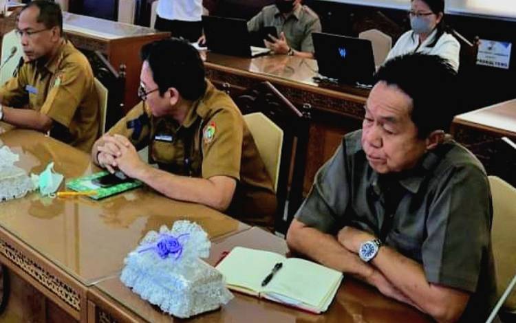 Anggota Komisi III DPRD Kalteng, Duwel Rawing (kanan) ketika mengikuti rapat kerja bersama mitra dewan Kalteng. (FOTO: DPRD KALTENG)