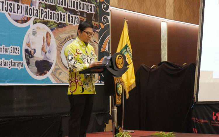 Kepala Bappedalitbang Kota Palangka Raya, Fauzi Rahman menyampaikan laporan dalam forum TJSL. (FOTO: HENDRI)