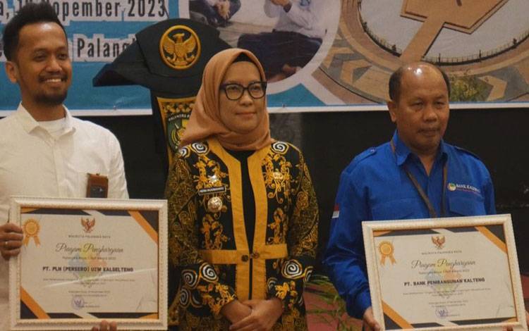 Pemko Palangka Raya Berikan CSR Award Terhadap 17 Perusahaan