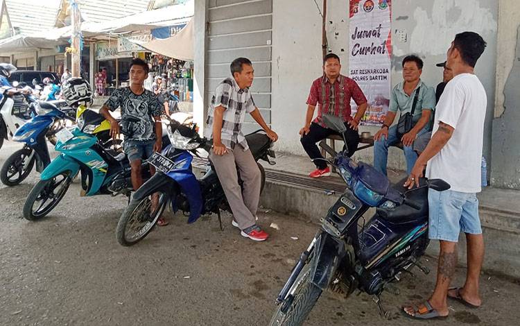 Satresnarkoba Polres Bartim Gelar Jum'at Curhat dengan Warga di Pasar
