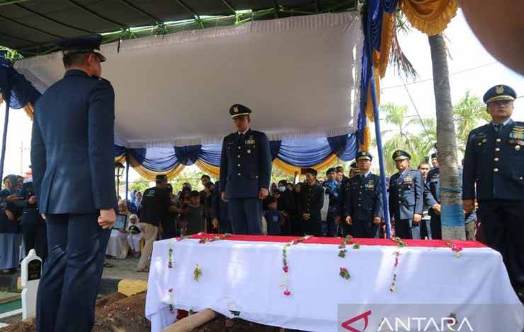 Jenazah Pilot Yuda Seta Dimakamkan di Taman Makam Pahlawan Madiun