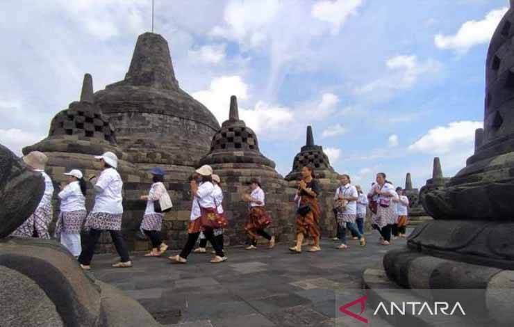 Umat Buddha melakukan pradaksina di puncak Candi Borobodudur, Kabupaten Magelang, Jumat (17/11/2023). ANTARA/Heru Suyitno