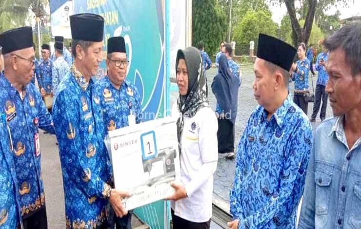 Pj Bupati Barito Utara Serahkan Bantuan Alat Kerja kepada Peserta Pelatihan di Disnakertranskop UKM