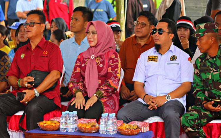 Nunu Andriani Buka Lomba Dayung Perahu Naga Bupati Cup Pulang pisau