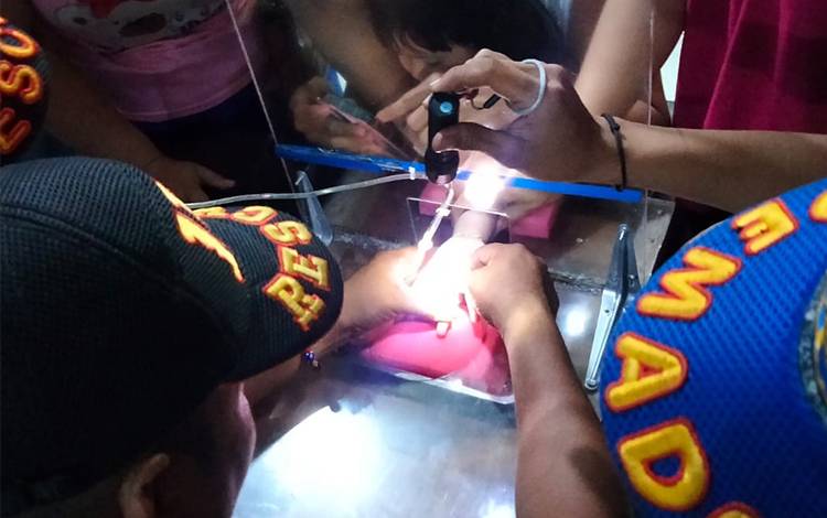 Petugas DPKP Palangka Raya saat berupaya melepas cincin dari seorang anak. (FOTO: DPKP)