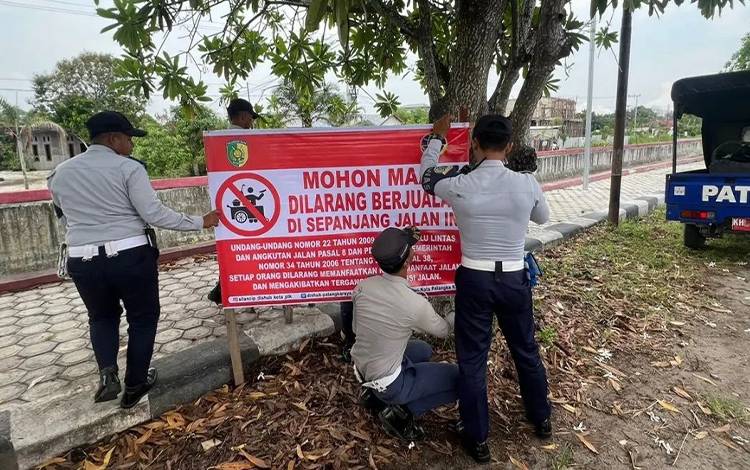 TRC Dishub Lakukan Peremajaan Spanduk Imbauan