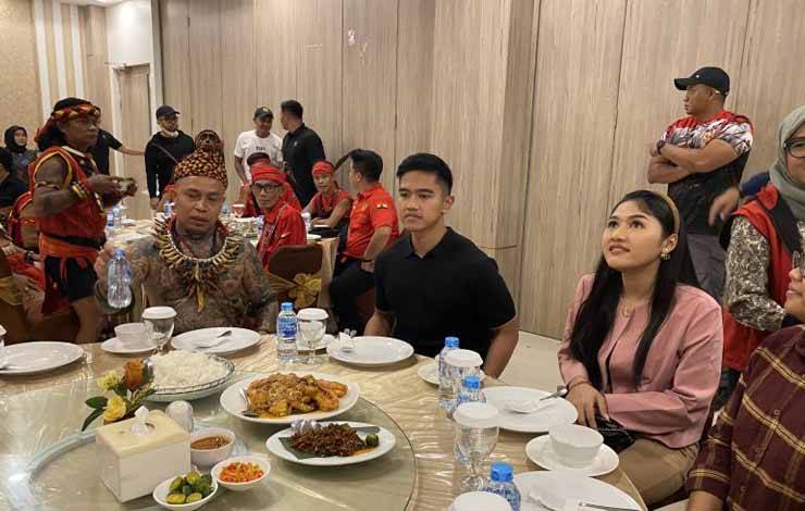 Ketua Umum Partai Solidaritas Indonesia (PSI) Kaesang Pangarep (tengah) bersilaturahmi dengan Pimpinan Pasukan Merah Tariu Borneo Bangkule Rajakng (TBBR) Panglima Jilah (kiri) di sela-sela safari politiknya di Pontianak, Kalimantan Barat, Minggu (19/11/2023). (ANTARA/Fath Putra Mulya)