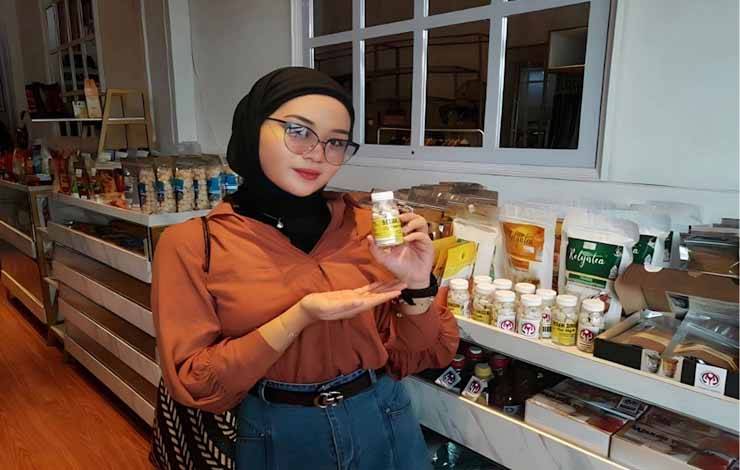 Siti Alpiatur Rahmah, saat memperlihatkan pupur dingin khas Dayak, bertempat di Dekranasda Kota Palangka Raya (Foto: MARINI)