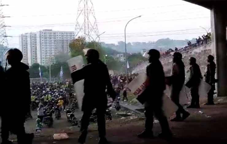 Polisi dan Suporter Alami Luka Usai Kericuhan di Gresik