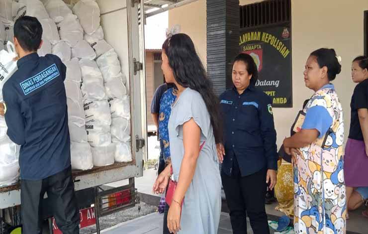 Pelaksanaan operasi pasar Bapokting bersubsidi di Palangka Raya. (FOTO: HENDRI)