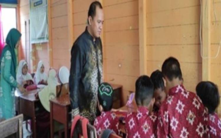 Suasana saat kegiatan pendampingan dari Balai Diklat Banjarmasin untuk praktek IKM di MIN 1 Kapuas. (FOTO: IST)
