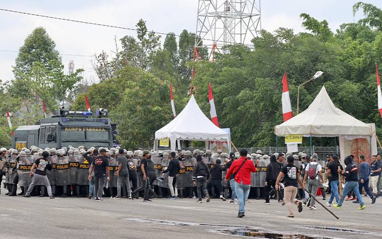 Polda Kalteng saat menggelar simulasi latihan Sispam Kota di area pameran Jalan Temanggung Tilung. (FOTO: PATHUR)
