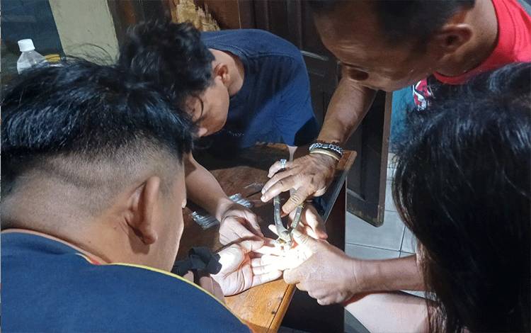 Tim DPKP Palangka Raya saat berusaha melepaskan cincin dari jari manis Maya (Foto : DPKP Palangka Raya)