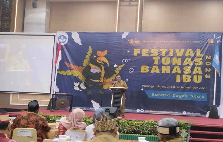 Plh Kepala Dinas Perpustakaan dan Arsip Provinsi Kalimantan Tengah, Arthur Mukkun secara resmi membuka Festival Tunas Bahasa Ibu Tingkat Provinsi Wilayah III Kalimantan Tengah di Palangka Raya pada Selasa, 21 November 2023.(FOTO: TESTI PRISCILLA)