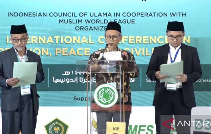 Ketua MUI Bidang Hubungan Luar Negeri Sudarnoto Abdul Hakim (tengah) saat membacakan Deklarasi Jakarta, Selasa (23/5/2023). (ANTARA/Asep Firmansyah/Youtube-MUI TV)