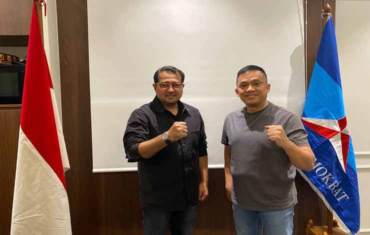 Sekjend Partai Demokrat, Teuku Riefky Harsya (kiri) foto bersama Aries Marcorius Narang (kanan) di Kantor DPP Partai Demokrat, Jakarta
