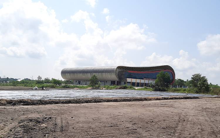 Lahan kebun percontohan tanaman Hortikultura Dinas Pertanian Kobar yang berada di Area Sport Center Pangkalan Bun, dalam proses penggarapan. (FOTO : DANANG)