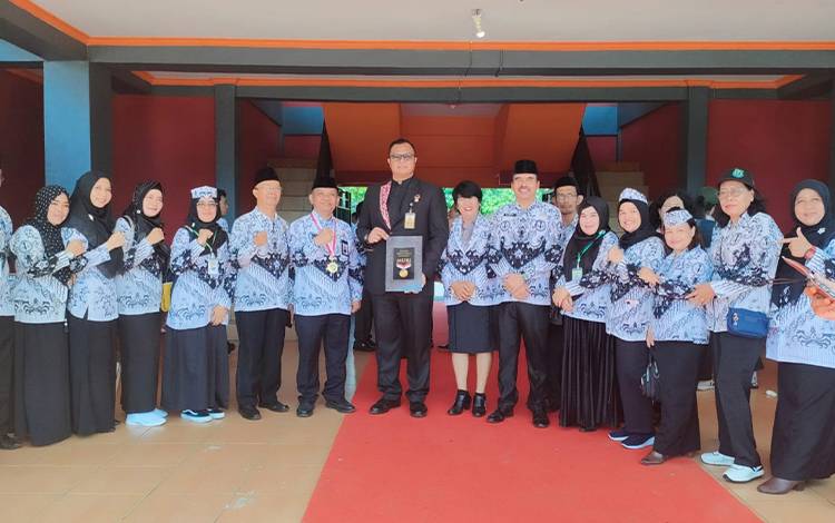 Momen HUT ke-78 PGRI, Guru di Kapuas Catatkan Rekor MURI