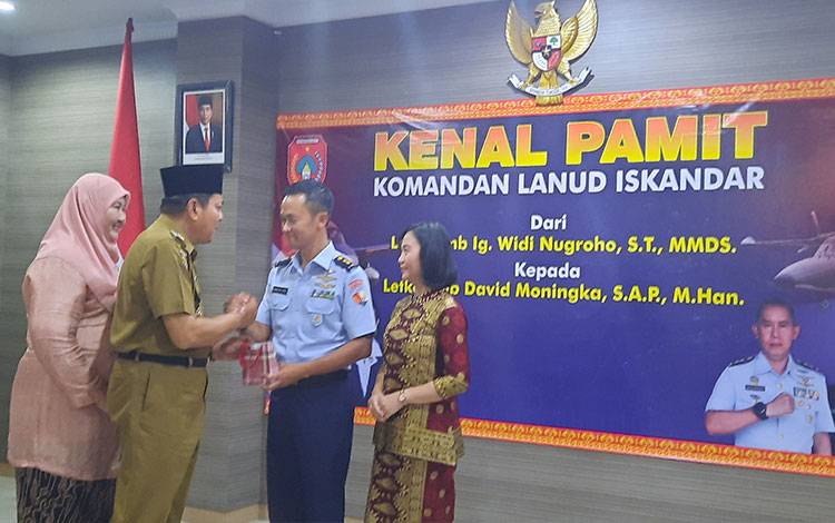 Hadiri Kenal Pamit Komandan Lanud Iskandar, Pj Bupati Doakan Bisa Bertemu Saat Jabatan Lebih Tinggi
