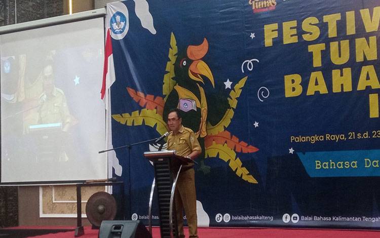 Plh. Kepala Dispursip Provinsi Kalteng Arthur Mukkun saat menyampaikan sambutannya di Bahalap Hotel Palangka Raya, Selasa, 21 November 2023. (FOTO:AGUNG)