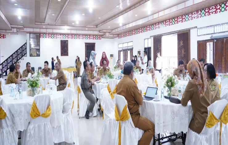 Rapat strategis Pj Wali Kota Palangka Raya bersama kepala dinas. (FOTO: HUMAS)