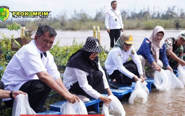 Pelepasliaran ikan di Danau Hanjalutung. (FOTO: HUMAS)?