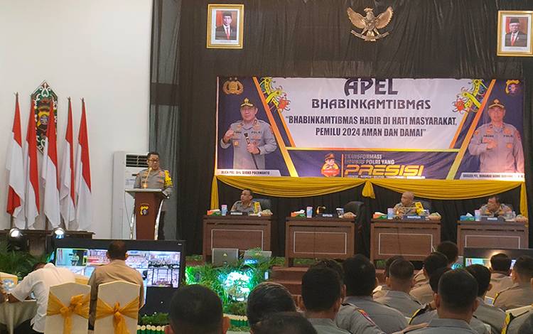 Kapolda Kalteng Irjen Pol Djoko Poerwanto saat menyampaikan arahannya dalam kegiatan apel Bhabinkamtibmas di Aula Graha Bhayangkara Polda Kalteng. (FOTO: PATHUR)