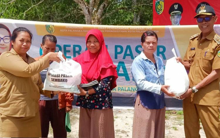 DPKUKMP Palangka Raya Gelar Operasi Pasar Bahan Pokok Menjelang Natal dan Tahun Baru