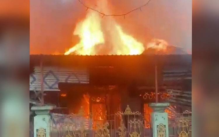 Kebakaran Hanguskan Rumah Warga di Kelurahan Selat Dalam Kapuas