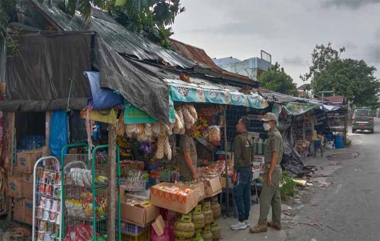 Satpol PP Palangka Raya Tegur Pemilik Warung Sembako di Atas Drainase
