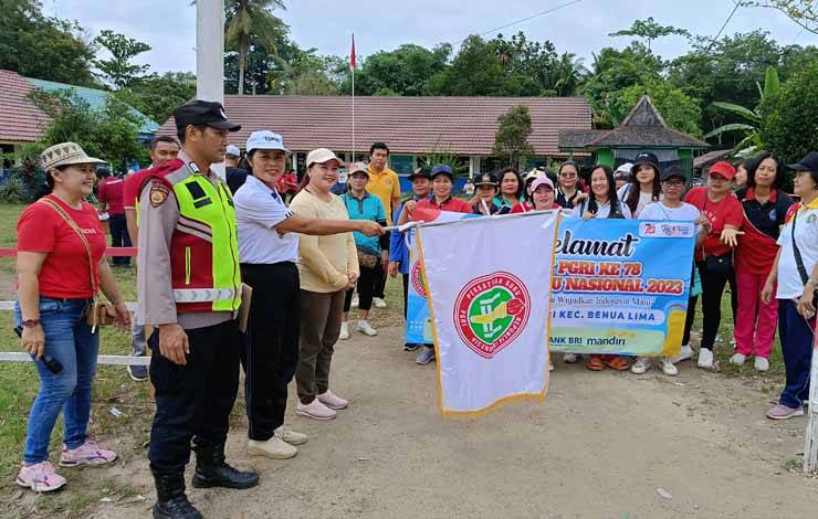 Sekcam Benua Lima Wanrawaty didampingi Anggota DPRD Barito Timur Rini, melepas kegiatan jalan santai di halaman SD Negeri 2 Pasar Panas Kecamatan Benua Lima, Kamis, 23 November 2023. (FOTO: BOLE MALO)