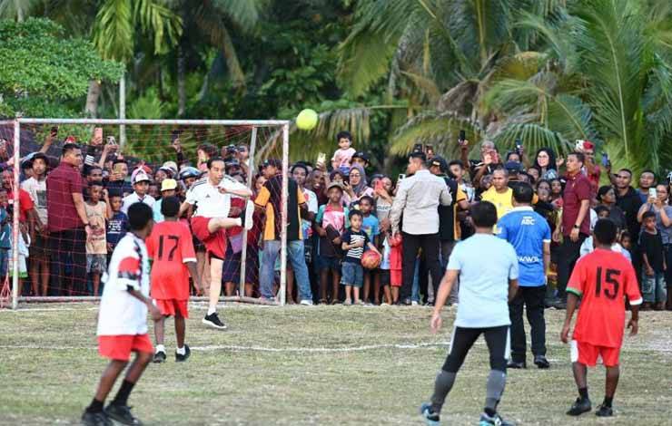FIFA Tanggapi Unggahan Foto Presiden Jokowi Main Bola di Papua