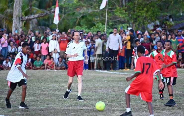 Presiden Bagikan Foto Keseruan Bermain Bola di Medsos Instagram