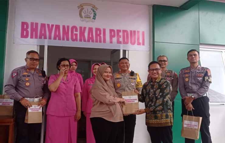 Ditlantas Polda Kalteng dan Puskesmas Pahandut Berikan Pemeriksaan Gratis dan Bantuan Kesehatan kepada Masyarakat