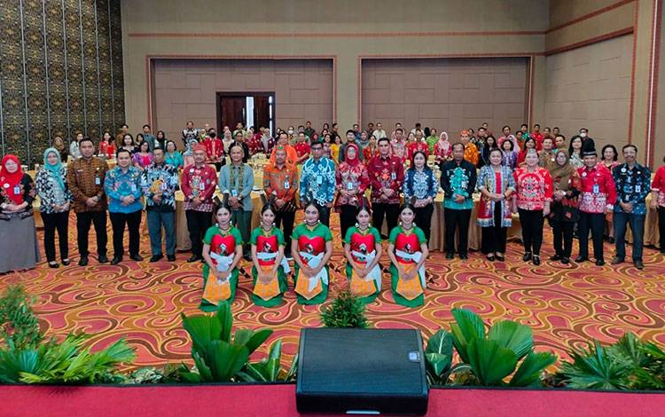 Foto bersama saat rangkaian Rapat Koordinasi Forum Satu Data Indonesia Provinsi Kalteng. (FOTO: AGUNG)