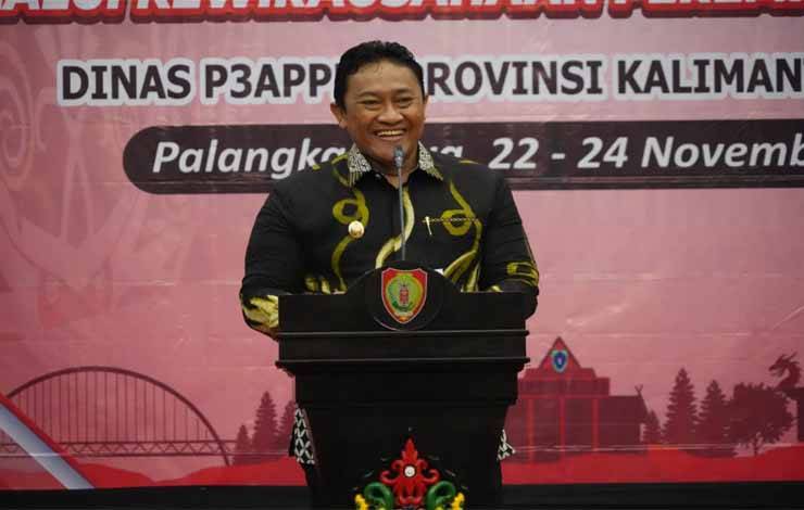 Wagub Kalteng, Edy Pratowo bacakan sambutan saat Rapat Koordinasi Daerah (Rakorda) Pemberdayaan Perempuan, di M Bahalap Hotel Palangka Raya, Kamis, 23 November 2023.?(FOTO:DUAN)
