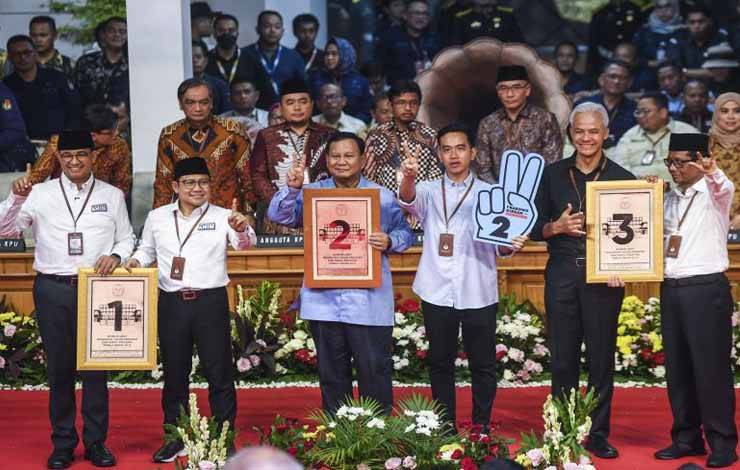 Calon presiden dan calon wakil presiden dari Koalisi Perubahan Anies Baswedan (kiri) dan Muhaimin Iskandar (kedua kiri), Capres dan Cawapres dari Koalisi Indonesia Maju Prabowo Subianto (ketiga kiri) dan Gibran Rakabuming Raka (ketiga kanan), serta Capres dan Cawapres Ganjar Pranowo (kedua kanan) dan Mahfud MD (kanan) berfoto bersama dengan menunjukkan nomor hasil undian pada Rapat Pleno Terbuka Pengundian dan Penetapan Nomor Urut Pasangan Capres dan Cawapres Pemilu Tahun 2024 di Gedung KPU, Jak
