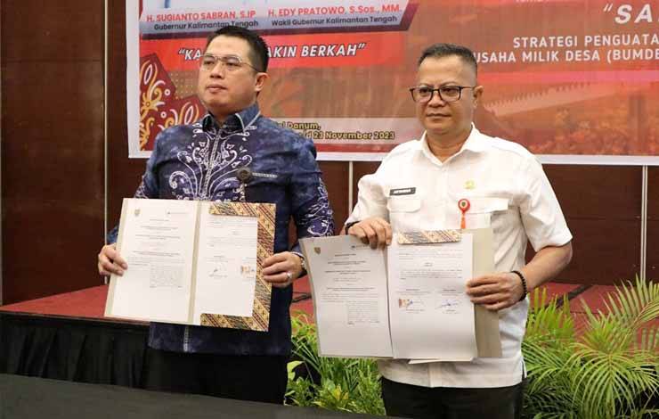 Penandatanganan perjanjian kerja sama antara Dinas PMD Provinsi Kalteng dengan Bank Kalteng, terkait penguatan dan pengembangan BUMDes yang ada di Kalteng. (FOTO:EM)